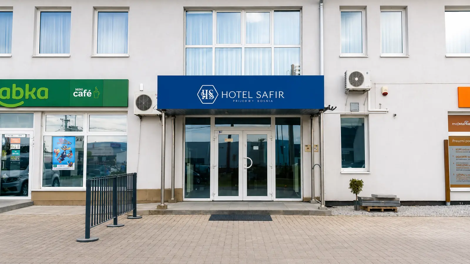 Wejście do hotelu przy przyjeździe